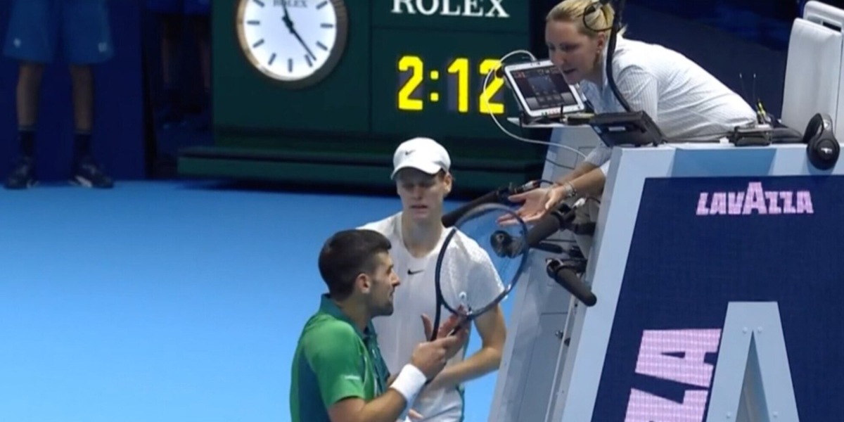 Djokovic ne combina un’altra: sfuriata con il giudice, Sinner di ghiaccio