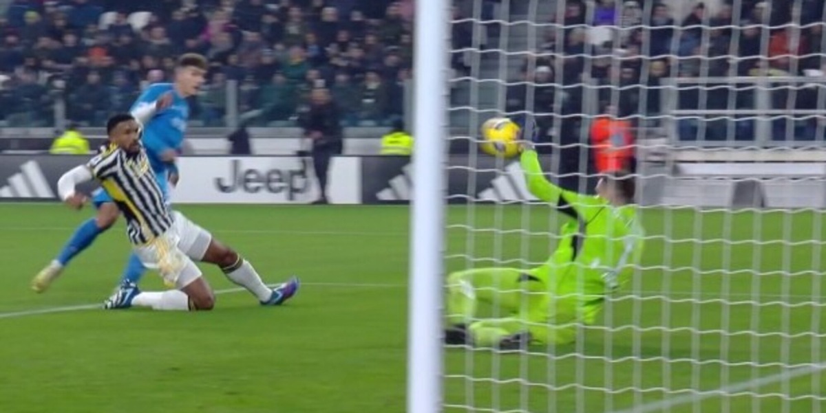 Juve-Napoli, l'episodio da Var: Szczesny-Di Lorenzo, sarebbe stato gol