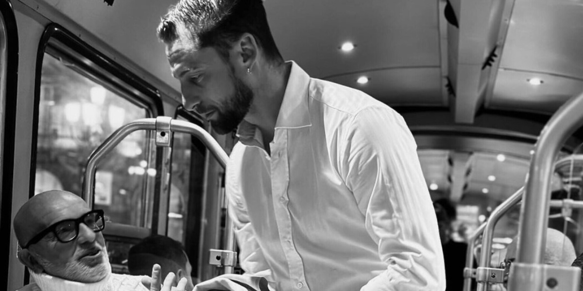 Marchisio fa il cameriere sul tram: cos'è successo?