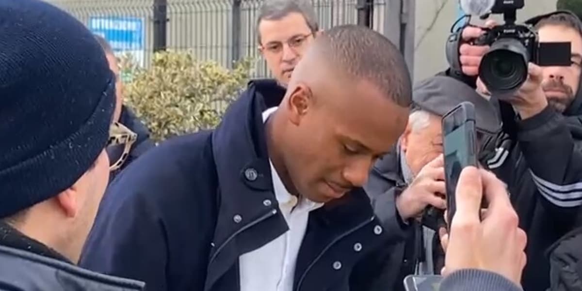Juve, ecco Djalò: l'arrivo al J Medical e i primi autografi da bianconero