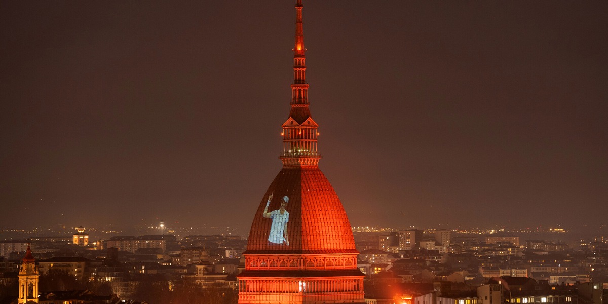 Sinner, l’omaggio di Torino: il volto di Jannik sulla Mole Antonelliana