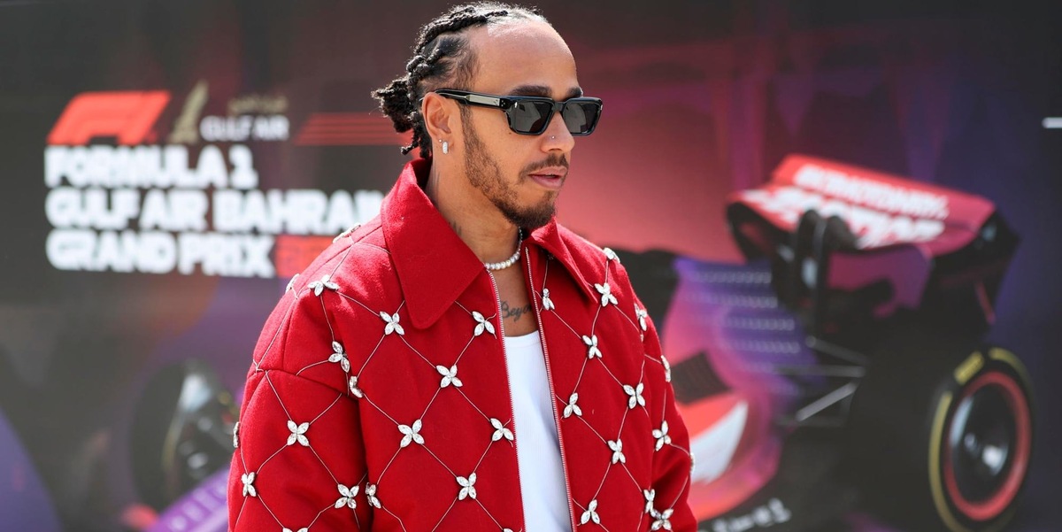 Hamilton, giacca rosso Ferrari e chiacchierata con Leclerc