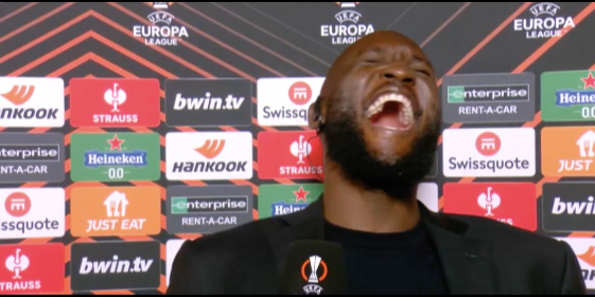 Lukaku scoppia a ridere in diretta tv: "Devo essere intelligente, me ne vado..."