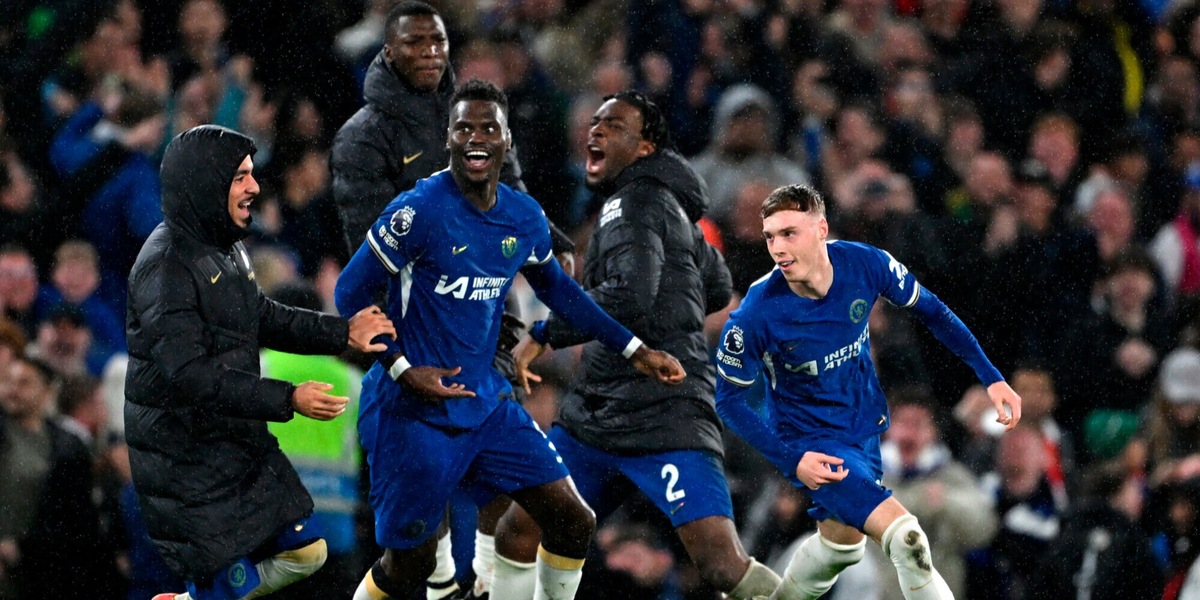 United, beffa clamorosa nel recupero: Chelsea vince 4-3! Liverpool in vetta