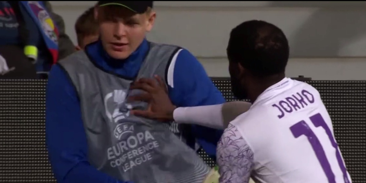 Ikone furioso, mani addosso al raccattapalle in Viktoria Plzen-Fiorentina!