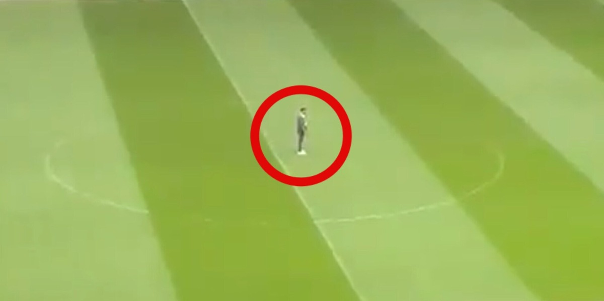 Klopp, che fai? Solo in mezzo al campo: la scoperta dei tifosi Liverpool