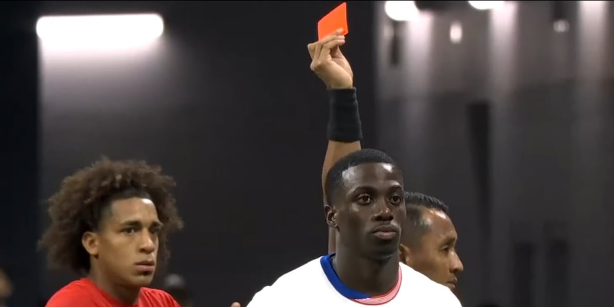 Weah, succede di tutto: rosso per una follia, poi gli insulti razzisti