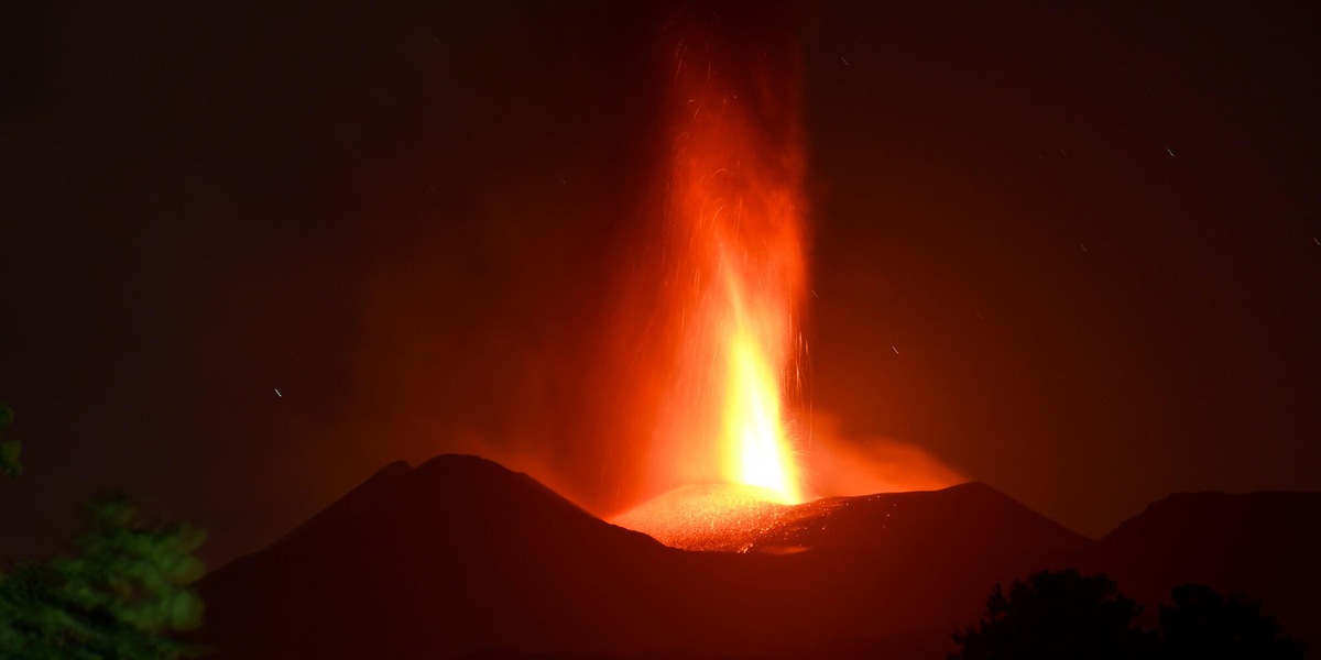 Etna, eruzione spettacolare: fontane di lava e nubi di cenere