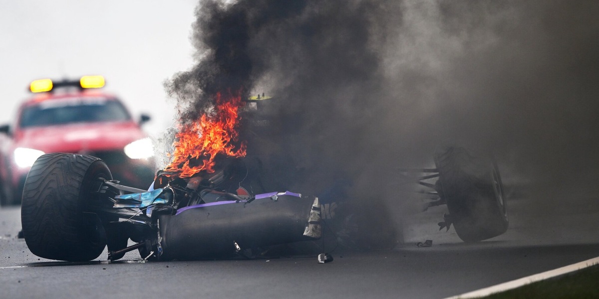 Schianto sul guard rail, riesce a scappare prima che l'auto prenda fuoco