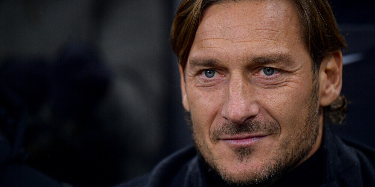 Totti vuota il sacco, il gesto del 4 alla Juve e il calcio a Balotelli: "Ecco perché"