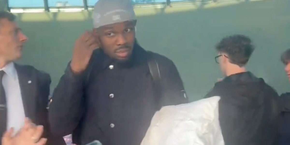 Thuram fa il giro dei social, in stazione col cuscino: “Dormo 14 ore al giorno”