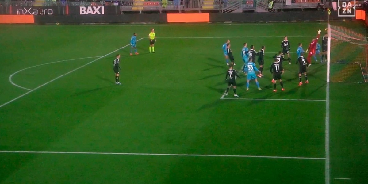 Oristanio illumina il Penzo, gol olimpico fantastico in Venezia-Como!