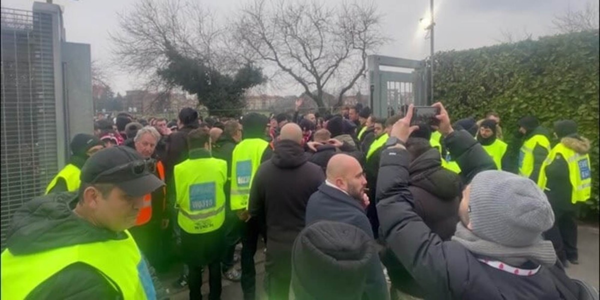 Monza sconfitto, parte la contestazione dei tifosi