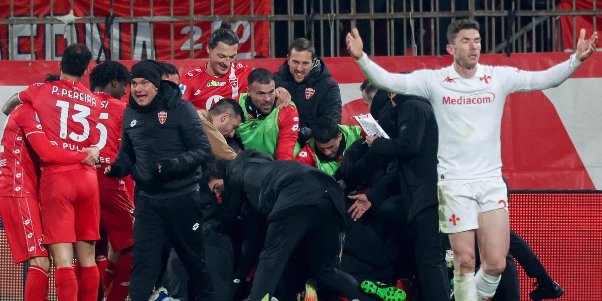 Fiorentina ancora ko, la Juve resta avanti: prima vittoria in casa del Monza