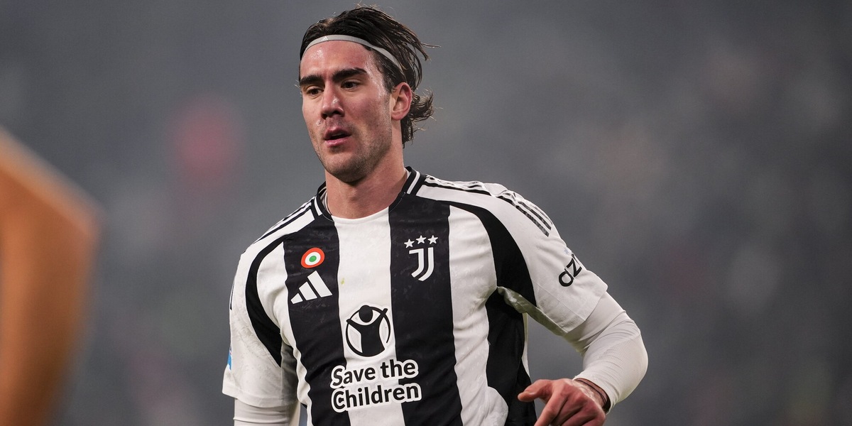 Vlahovic, ombre Arsenal e Kolo Muani: l'agente è a Torino ma la Juve...