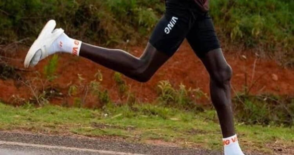 Corre e vince la maratona con dei sandali con piasta in carbonio. Finita l'era delle scarpe?