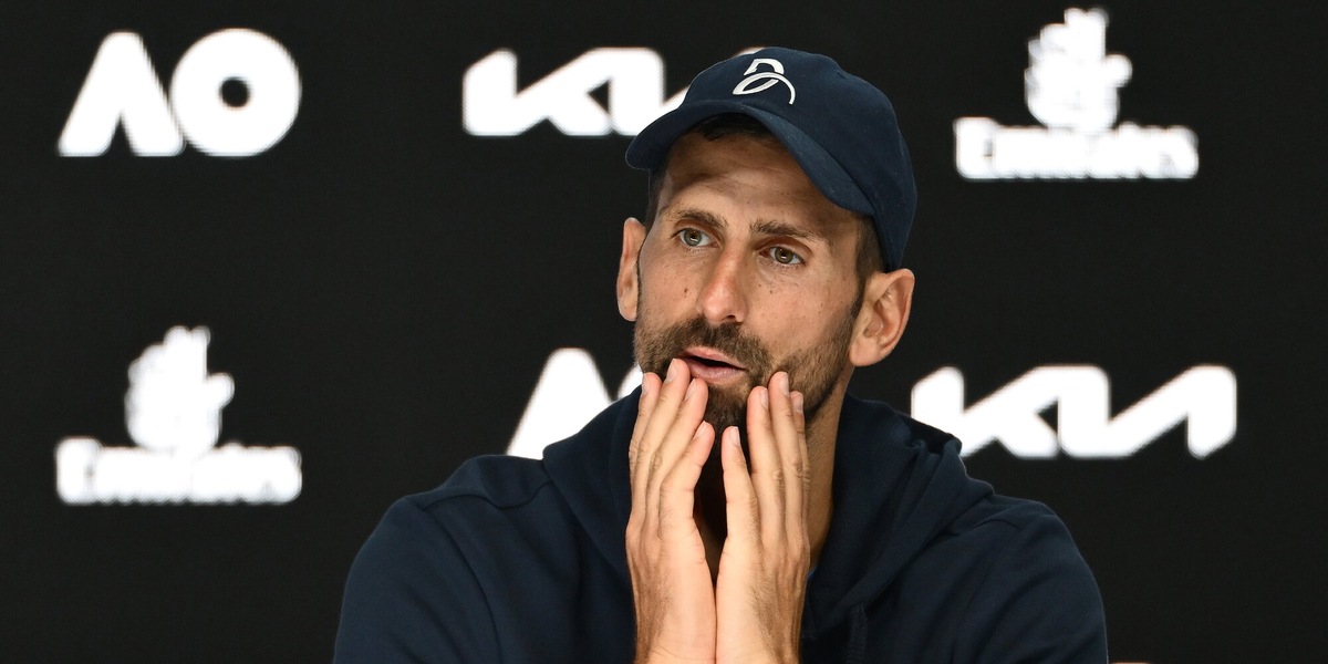 Djokovic, fischi e buu per il ritiro: "Problema serio", poi la stoccata a Sinner