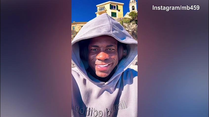 Balotelli, sorriso osservando il mare