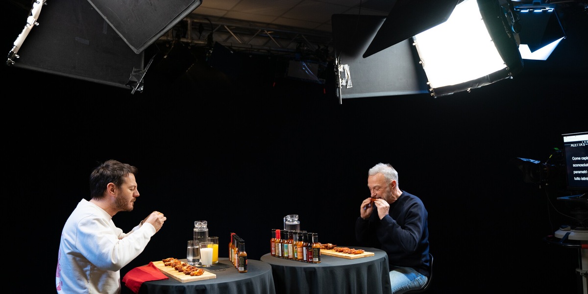 Linus, gli 883 e la cena con Mauro Repetto a “Hot Ones” con Cattelan