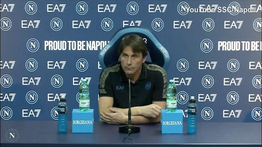 Conte, siparietto in conferenza: "Io sono per il bianco o nero...anzi rosso o blu"