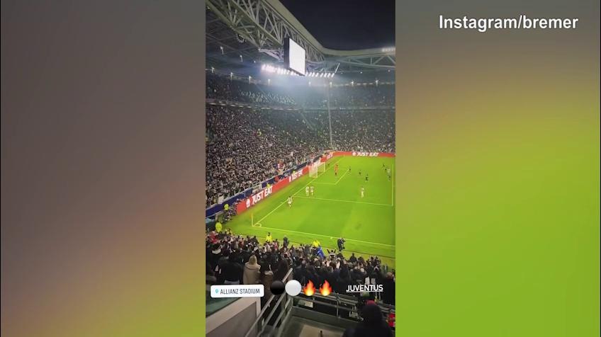 Juve-Psv 2-1, Bremer festeggia dalla tribuna