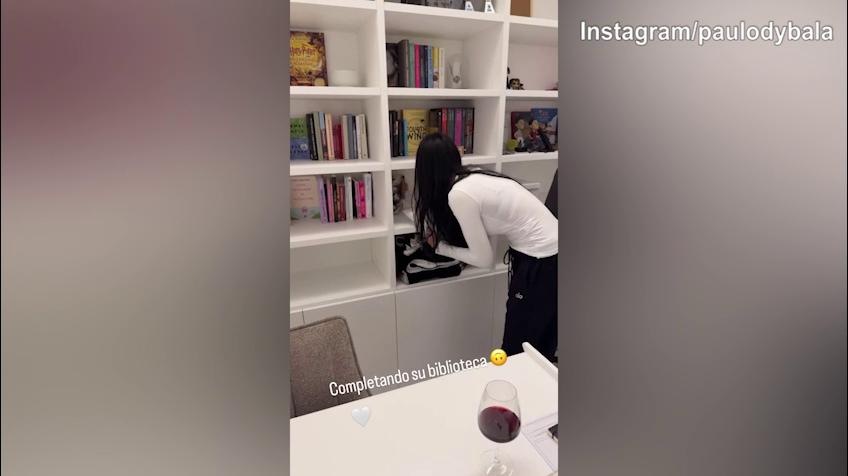 Venerdì di San Valentino a casa Dybala con...Oriana che sistema la libreria