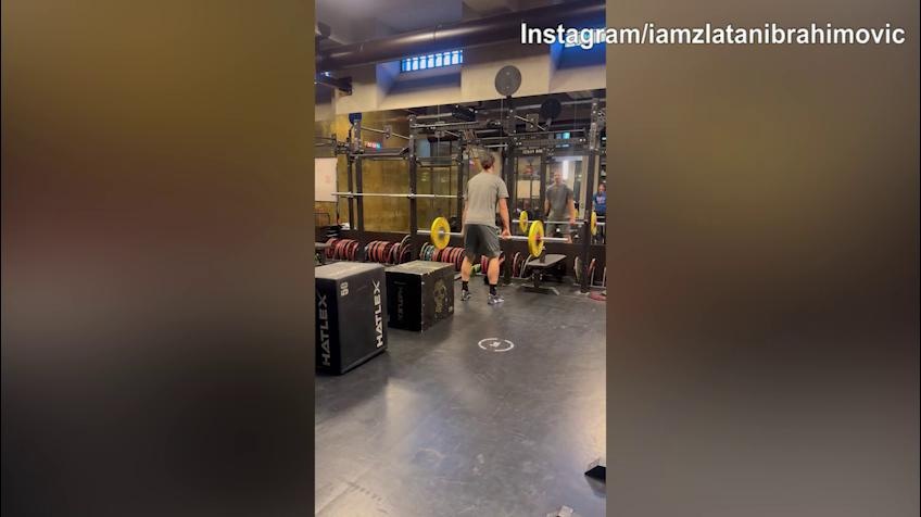 Milan, Ibra lavora duramente in palestra con i pesi