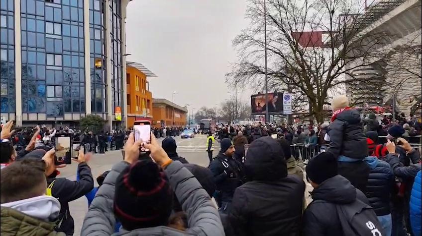 Milan-Feyenoord, l'arrivo dei pullman a San Siro
