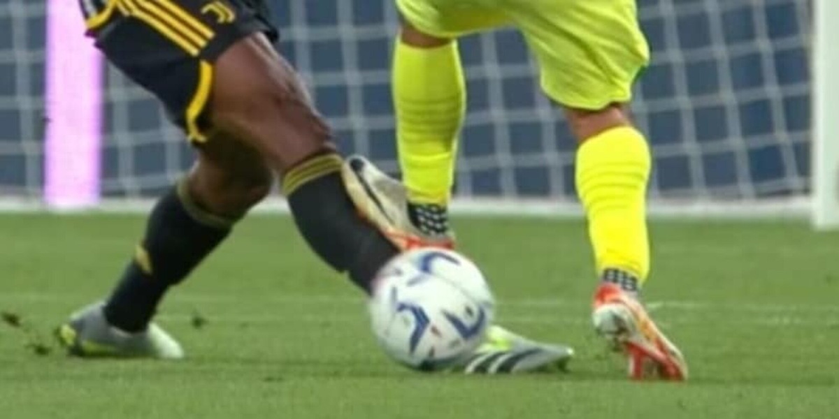 "È brutto ma striscia", arbitro Cagliari-Juve: il rosso mancato e il parere Var