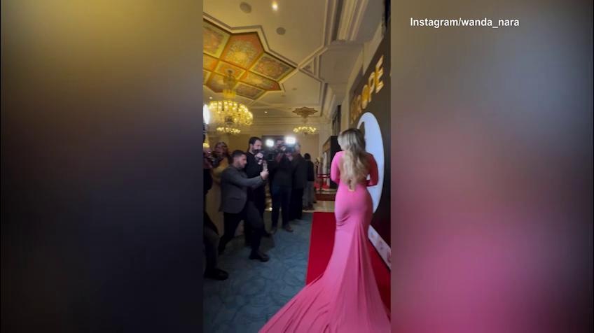 Wanda Nara fa impazzire i fans con un abito tutto rosa
