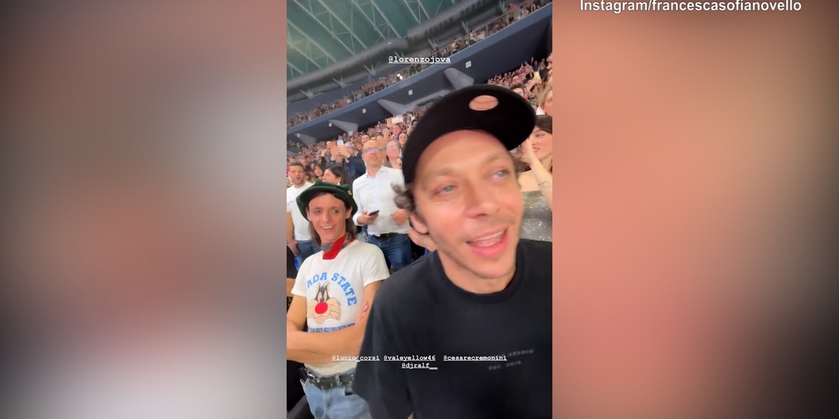Valentino Rossi scatenato al concerto di Jovanotti insieme a Lucio Corsi e Cesare Cremonini
