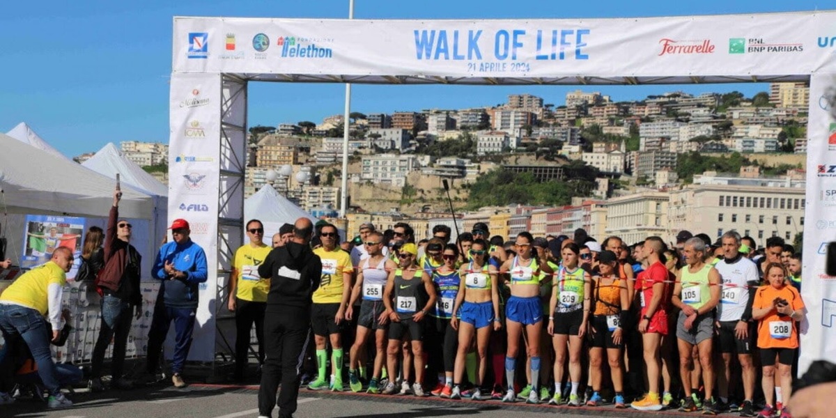 T-shirt, pacco gara e medaglia di Fondazione Telethon Walk of Life Napoli, domenica 23 marzo la sostenibilità corre con la ricerca
