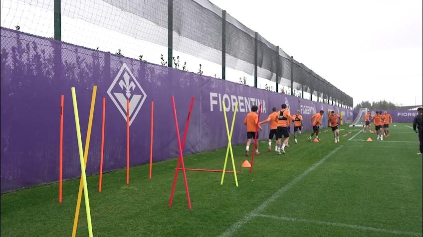 Fiorentina, allenamento sotto la pioggia
