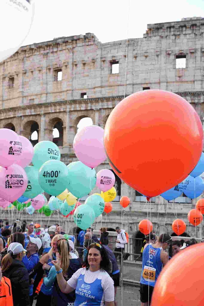 Le coloratissime foto dei pacer di Acea  Run Rome The Marathon