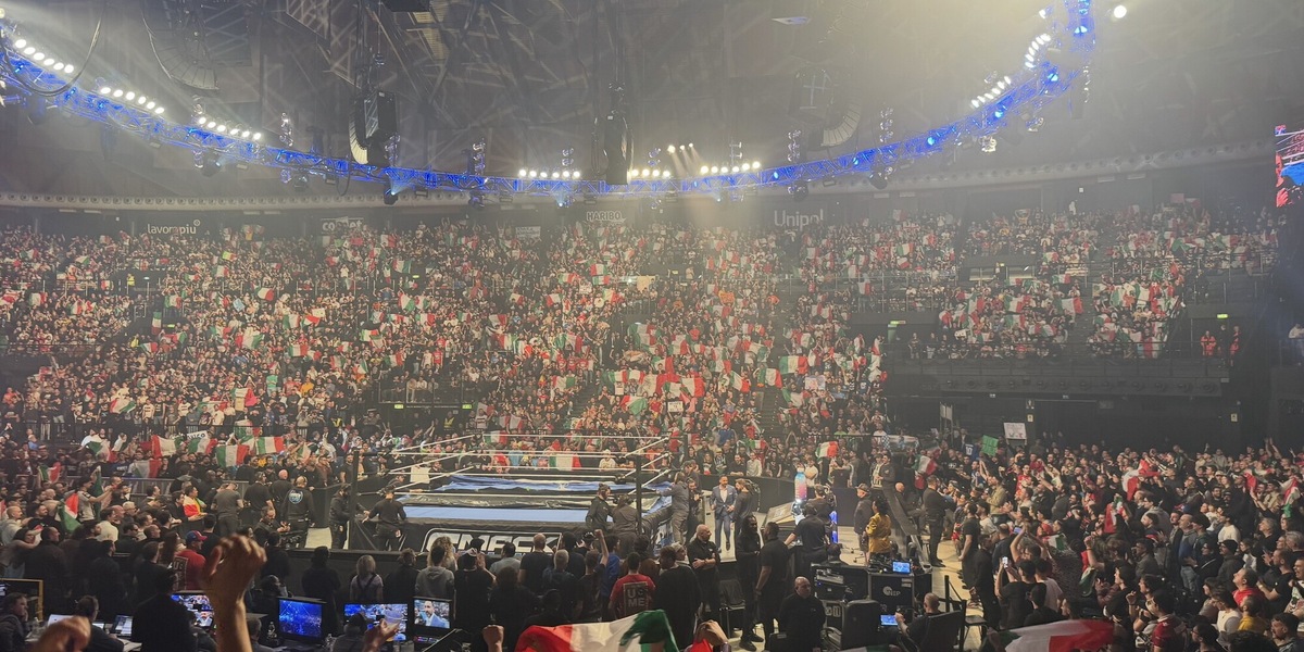 WWE SmackDown incendia Bologna: spettacolo tra Reigns, Rollins e CM Punk