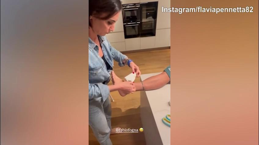 Flavia Pennetta infermiera per...amore: ecco la medicazione per Fognini