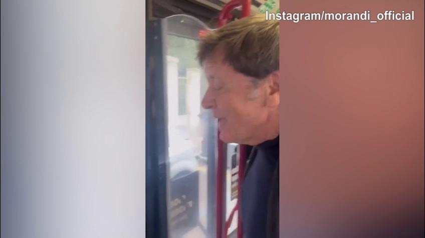 Gianni Morandi scherza  sul pullman: "Sono qua perchè non ho una lira per il taxi.."