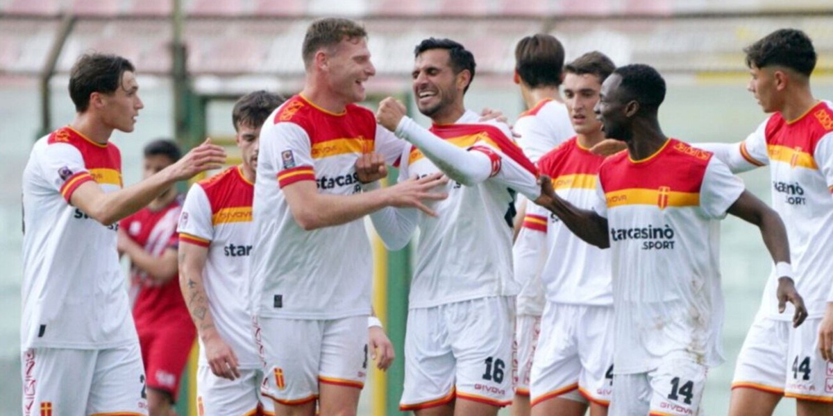 Messina, i tifosi lanciano un sos e sperano ancora nei playoff
