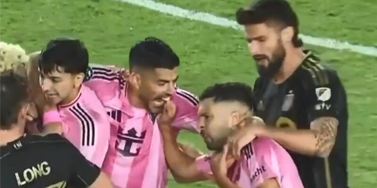 Suarez e il fantasma di Chiellini: prova a mordere il compagno di squadra!