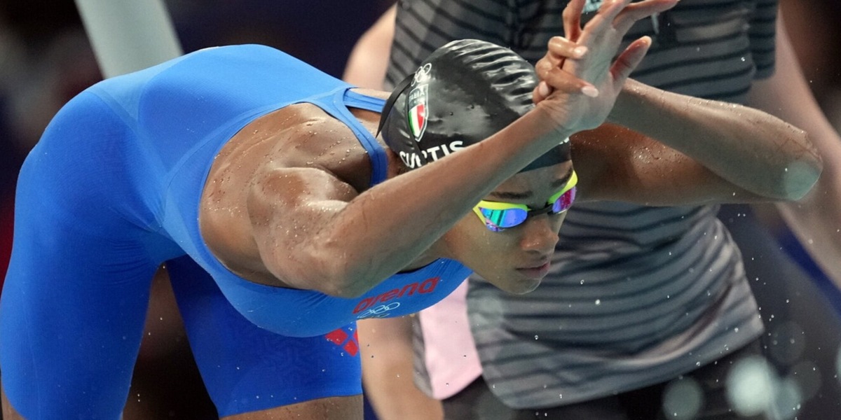 Sara Curtis vola nei 100 stile libero e toglie il record alla Pellegrini