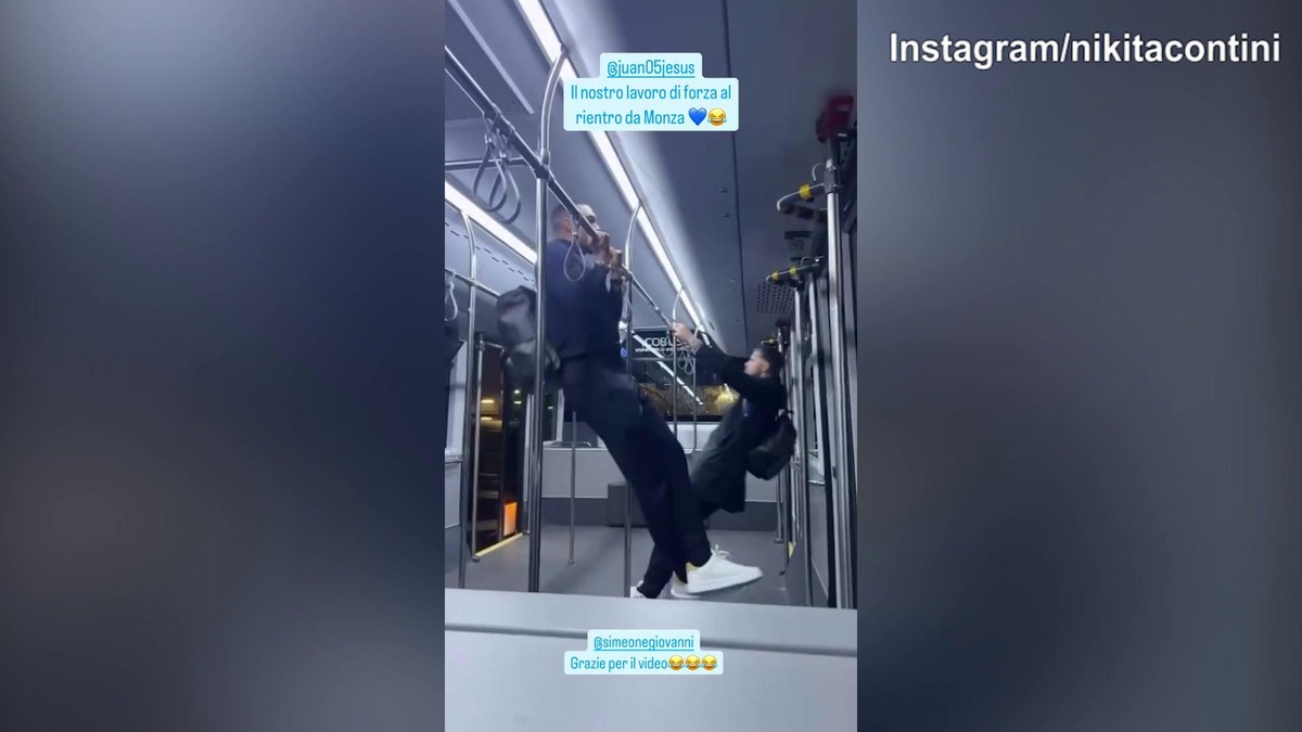 Napoli, siparietto sul pullman: Juan Jesus e Contini lavorano di forza sul corrimano...