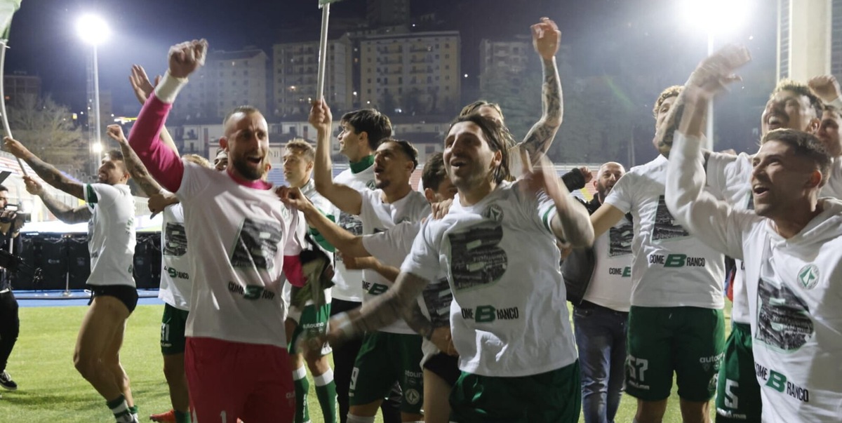 Avellino ulula di gioia: è tornato in Serie B dopo 7 anni