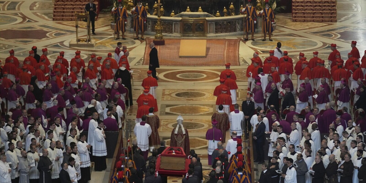 Papa Francesco, la salma è a San Pietro: inizia il pellegrinaggio dei fedeli