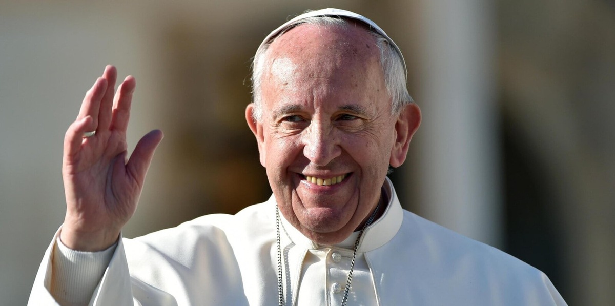Papa Francesco: le padelle, le telefonate mancate e la croce di Lampedusa