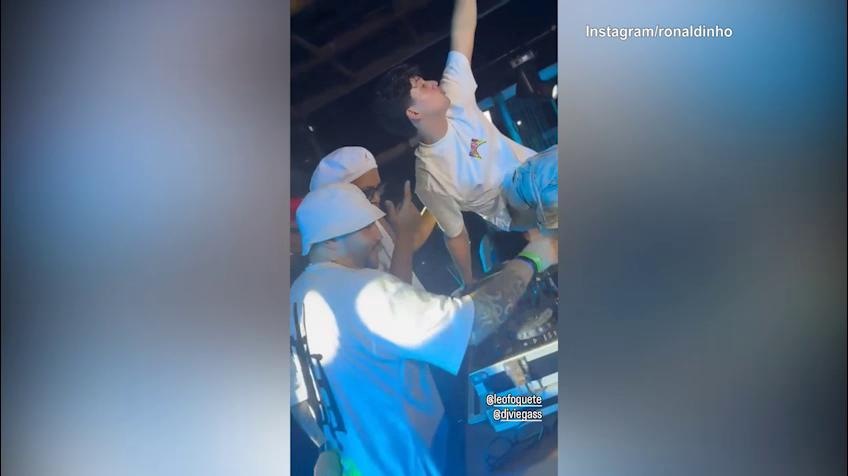Ronaldinho guida le danze in discoteca