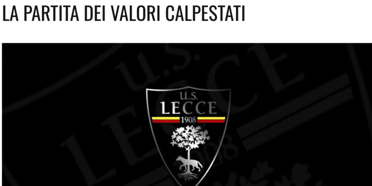 Lecce, clamorosa protesta con l’Atalanta: maglia bianca senza stemmi e loghi!
