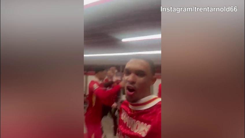 Liverpool campione d'Inghilterra, la festa negli spogliatoi ripresa da Alexander-Arnold