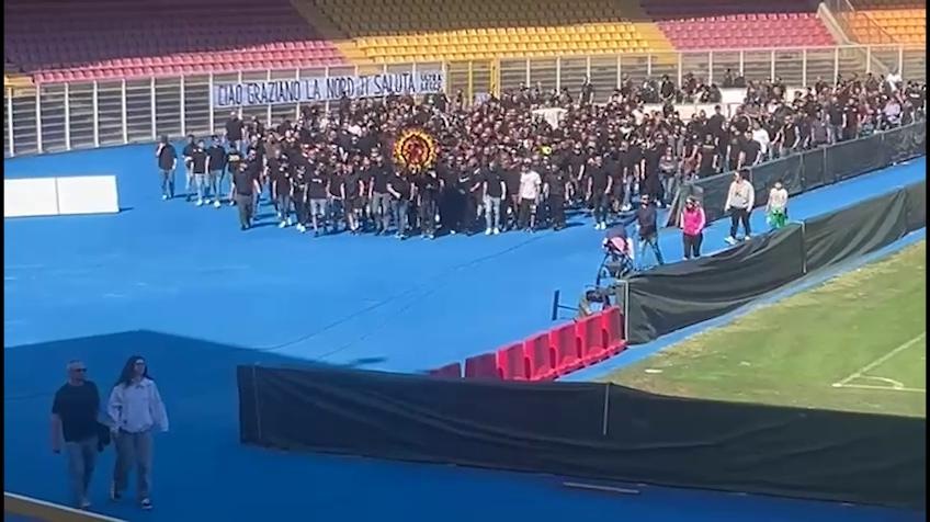 Lecce, l'ultimo saluto a Graziano Fiorita: in migliaia allo stadio Via del Mare