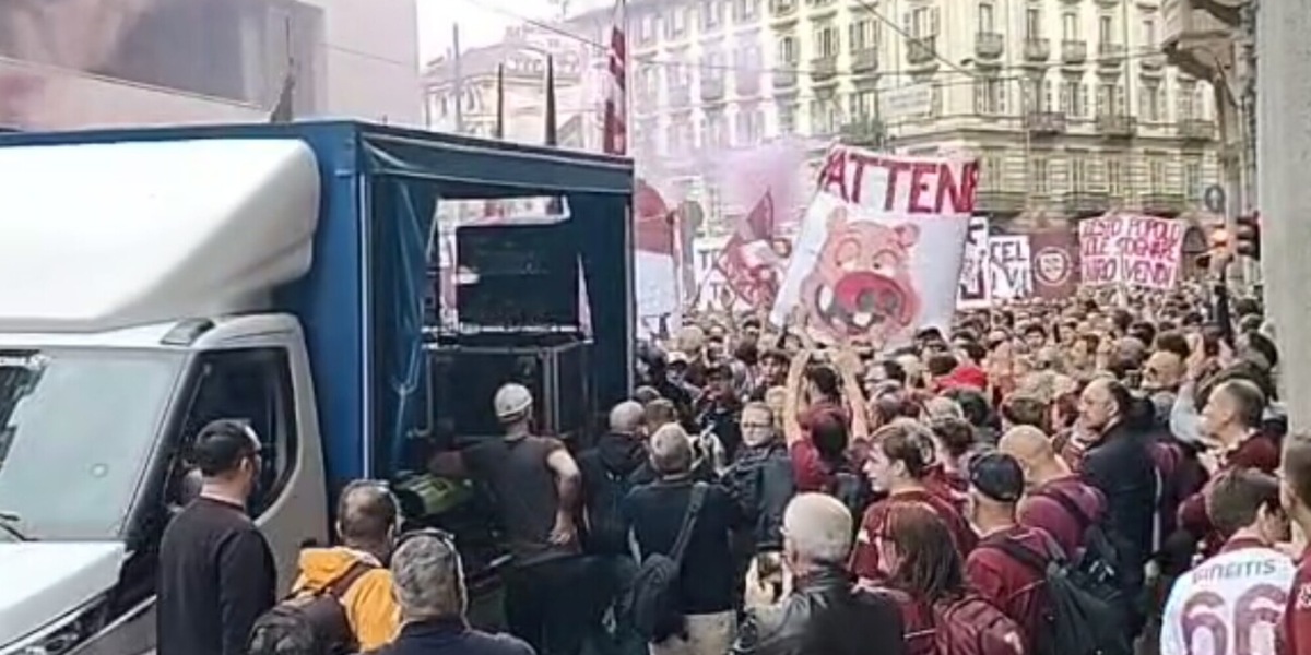 Tifosi del Torino in marcia: omaggio agli Invincibili e cori contro Cairo