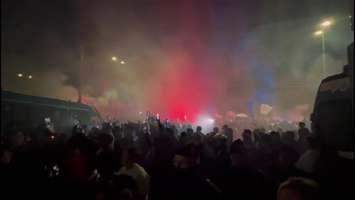 Napoli, che entusiasmo in città per il rientro della squadra da Lecce: delirio tra i tifosi!